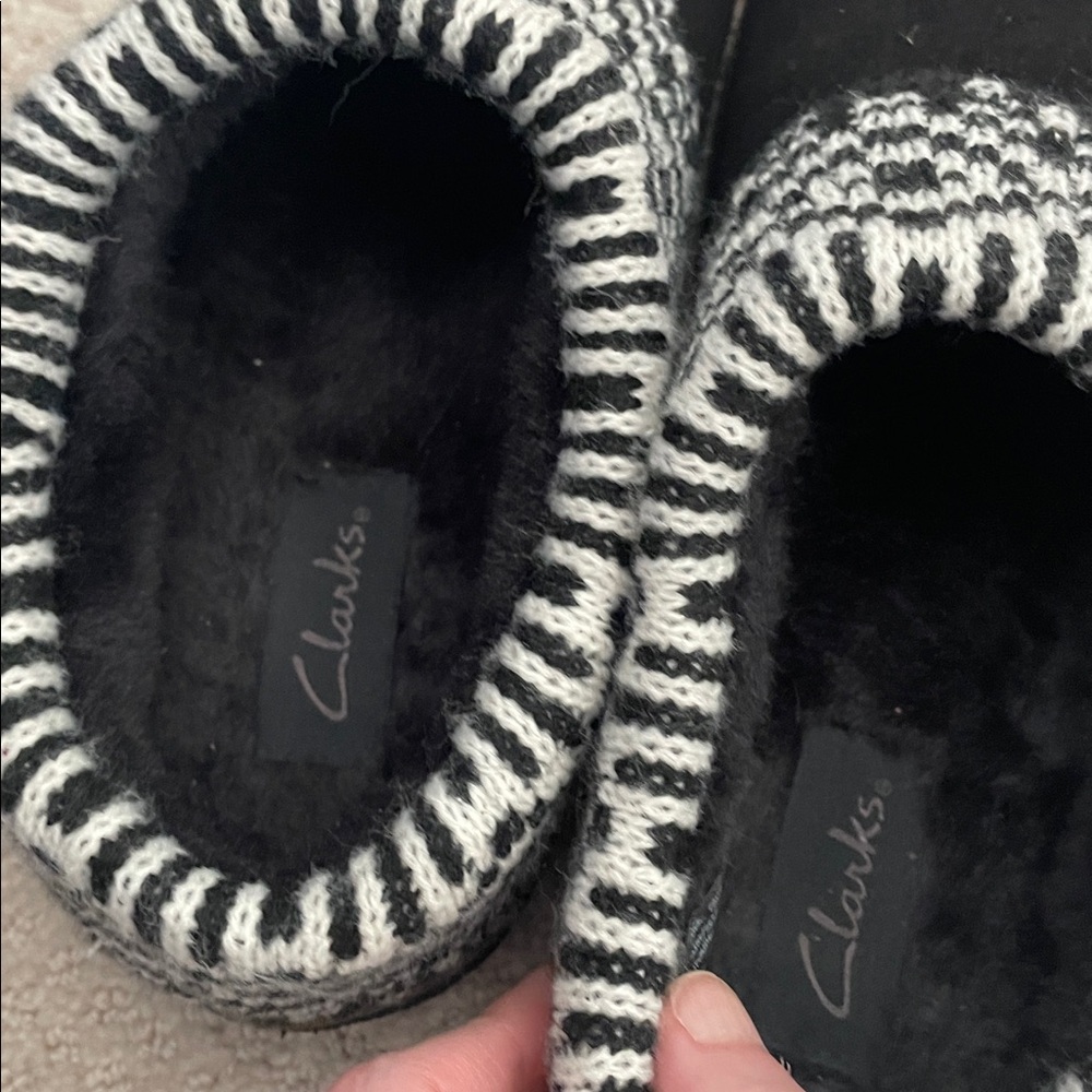 Clarks leather indoor outdoor Women's Black Slippers fleece lined - Picture 16 of 16